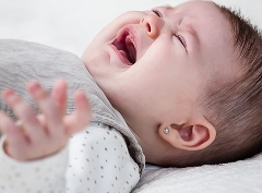 Bebê chorando deitado
